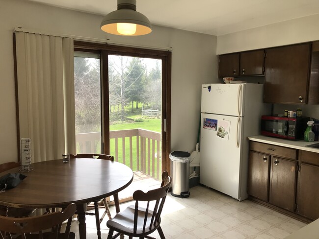 Kitchen + balcony - 631 Harrison St