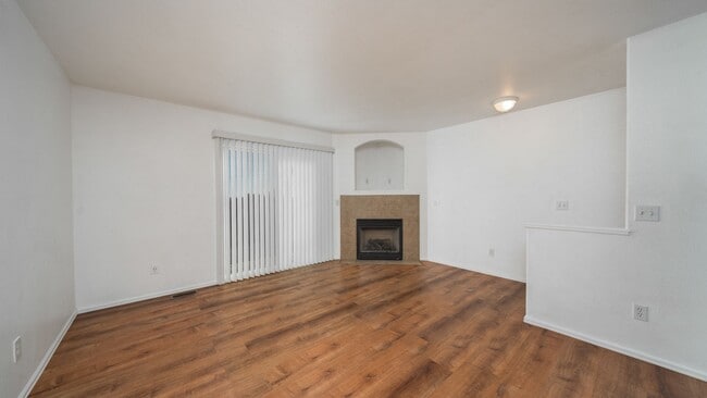 Building Photo - Charming Townhome in OCC