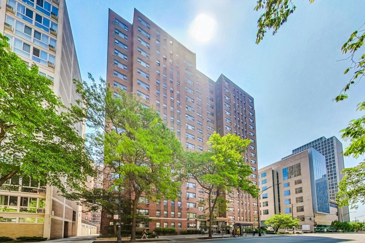 Foto principal - 2909 N Sheridan Rd