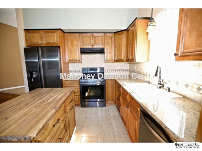 Building Photo - 873 Maria Dr