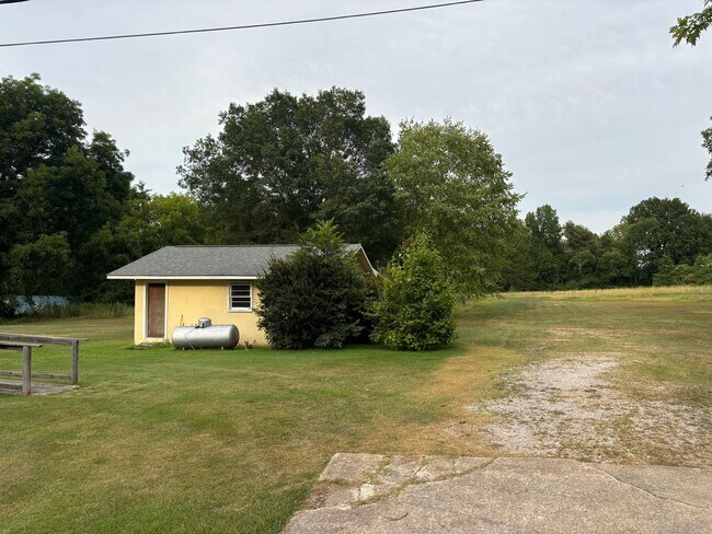 Foto del edificio - 3 bed / 2 bath  Carport, Large yard