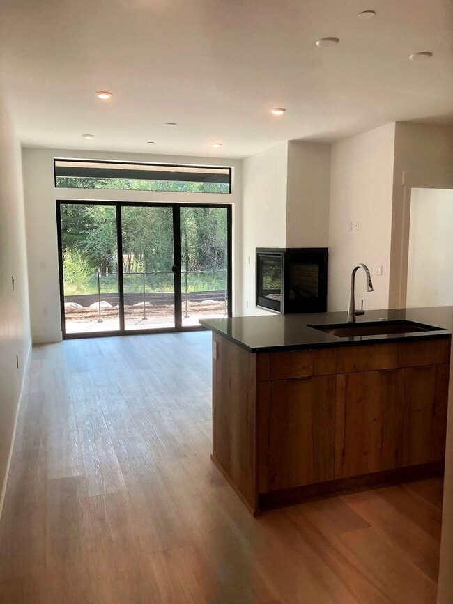 Foto del edificio - Long Term Rental- River West 914
