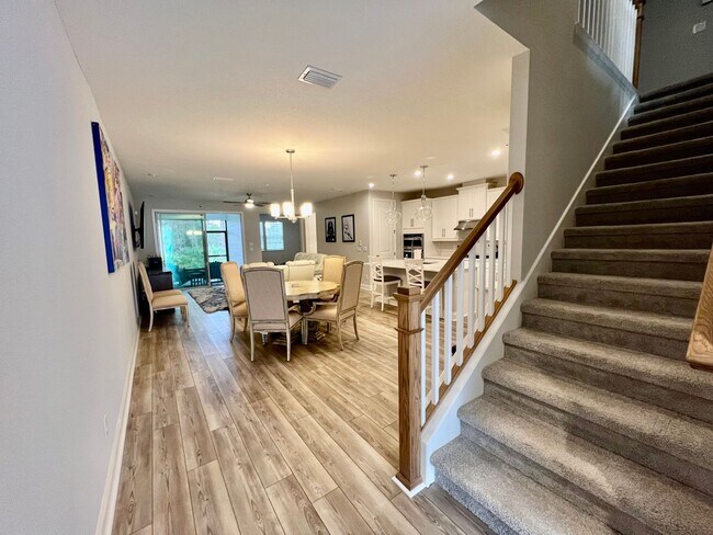 Foto del edificio - Gorgeous townhome in Pablo Cove.