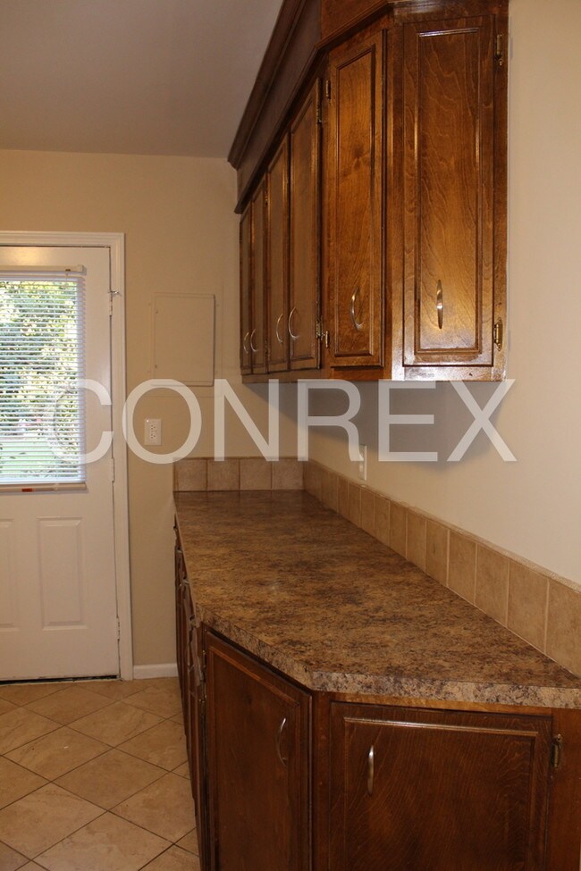 Building Photo - 512 Lyndhurst Rd