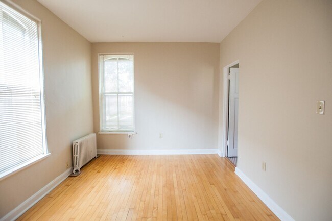 Foto del edificio - $1145-1 BD/1BA w Heat near Brady*** HALF O...