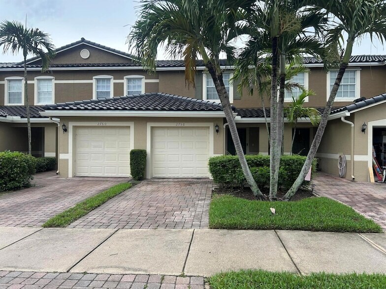 Foto principal - 2758 SE Birmingham Dr