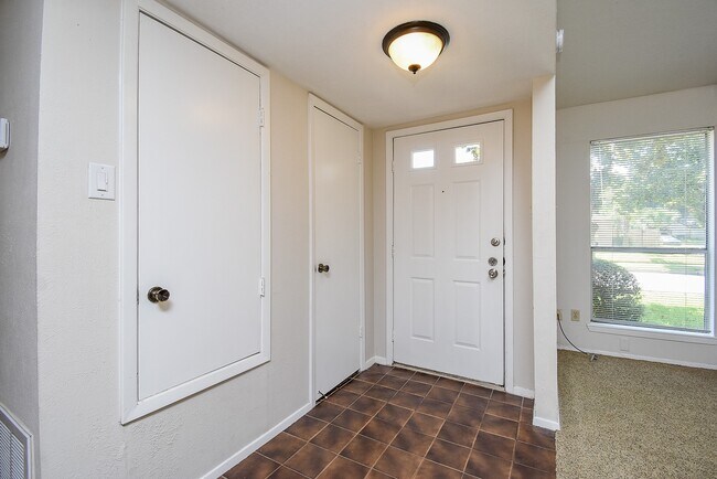 Foto del edificio - 1918 Liberty Point Ln