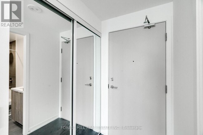 Photo du bâtiment - 2020 Bathurst St