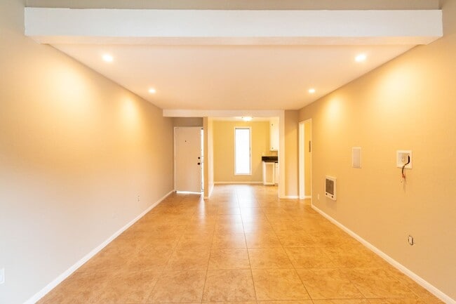 Building Photo - One Bedroom Condo w/ On-Site Parking Near ...