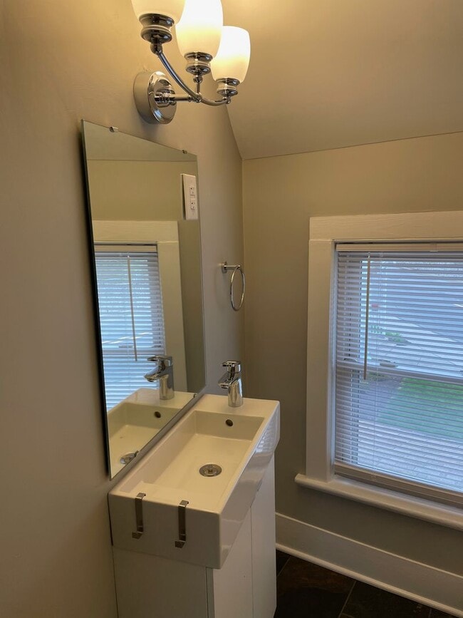 Building Photo - Charming 2-Bed, 1.5-Bath Single family hom...