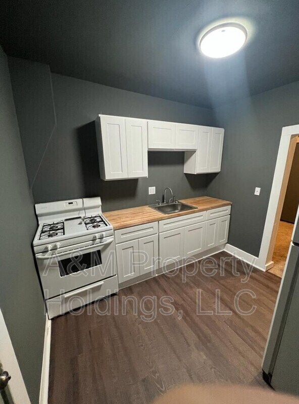 Building Photo - 1406 Sanderson Ave