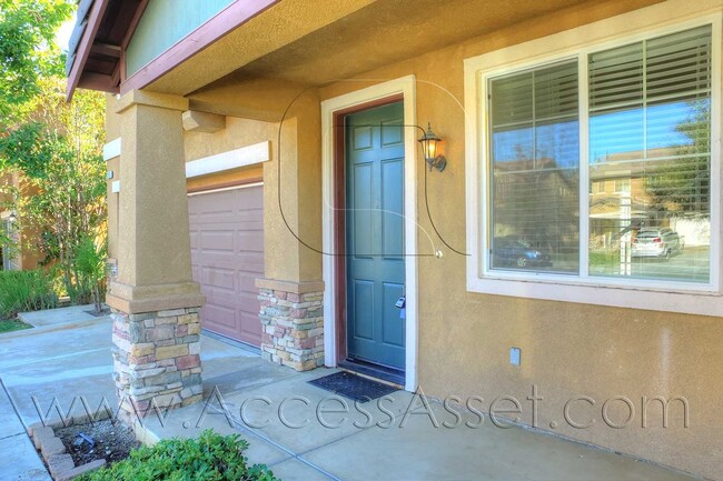 Building Photo - Beautiful 3 Bed/2.5 Bath Home with Lap Poo...