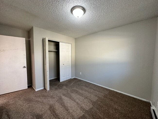 Building Photo - Beautiful, open three bedroom with modern ...