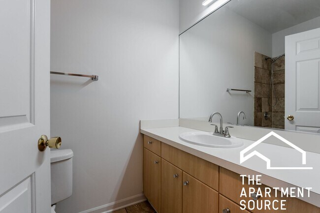 Foto del edificio - HUGE 2BR/1BA Close to Blue Line