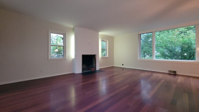 Building Photo - 6044 N Santa Monica Blvd