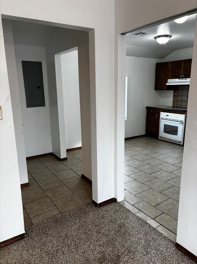 Building Photo - Adorable and spacious 2br 1ba apartment