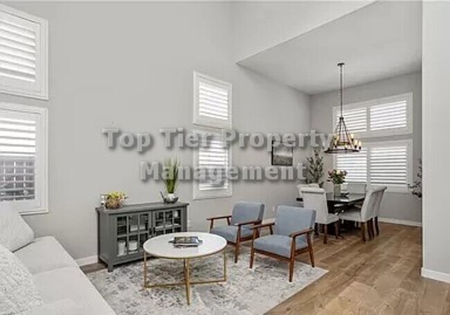 Foto del edificio - ***Gorgeous, Renovated 5 bed / 3 bath / 2,...