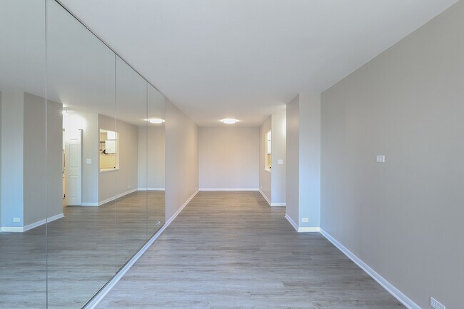 Foto del edificio - 155 N Harbor Dr