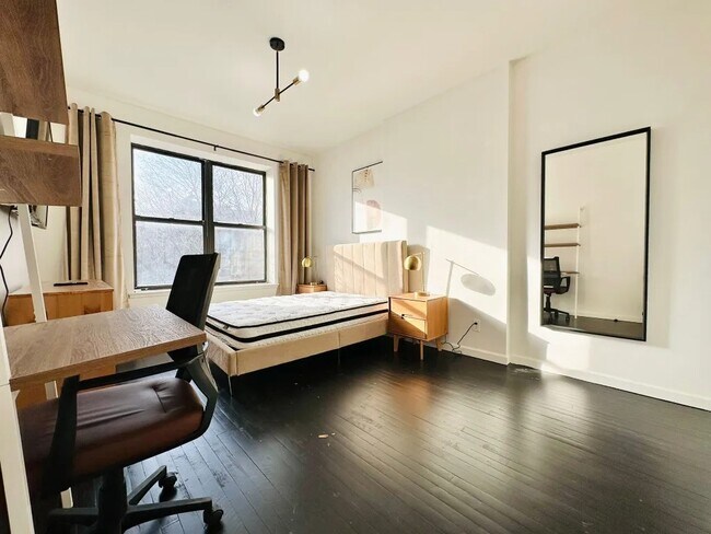 Foto del edificio - Furnished room/NOT APARTMENT