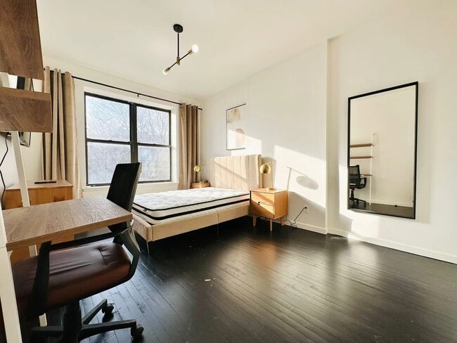 Building Photo - Furnished room/NOT APARTMENT