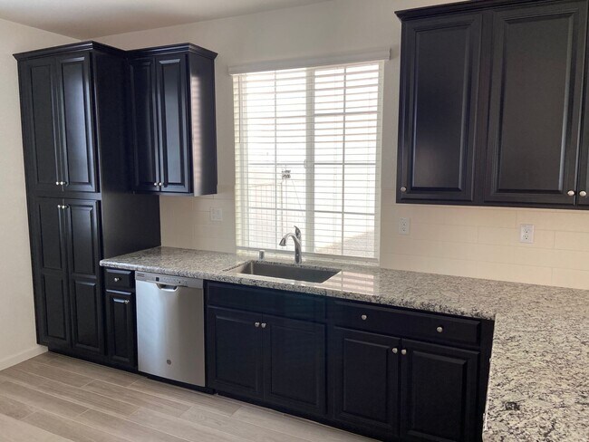 Foto del edificio - Newer solar home! 3 Bdrm, 3 Bath home off Parkside & Woodcreek Oaks Blvd