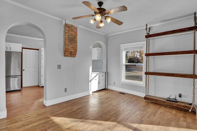 Building Photo - 926 E San Miguel St