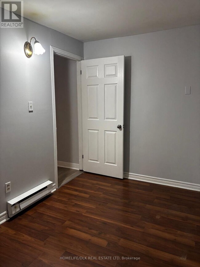 Building Photo - 10 King St E