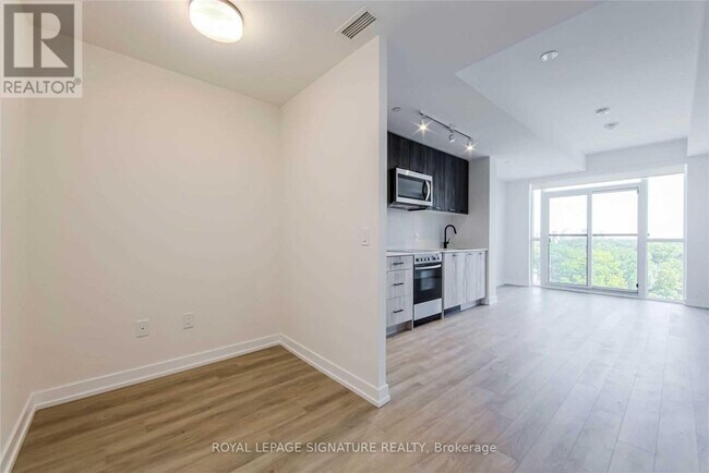 Photo du bâtiment - 2300 St Clair Ave W