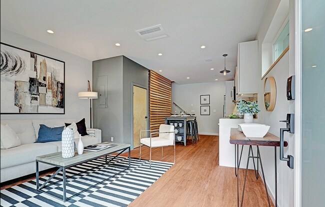 Foto del edificio - Capitol Hill 2 Bed 1.5 Bath Stunner Available!