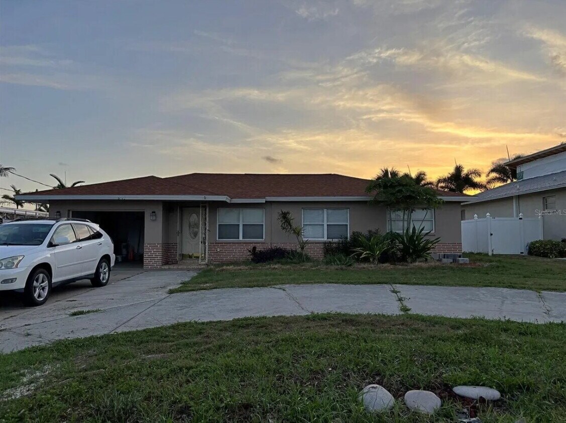 Foto principal - "Charming 3-Bed, 2-Bath Home in Bradenton Oasis – Your Perfect Florida Retreat!"