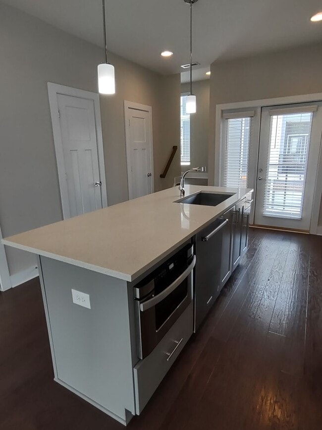 Building Photo - Pristine, move in ready Townhome located i...