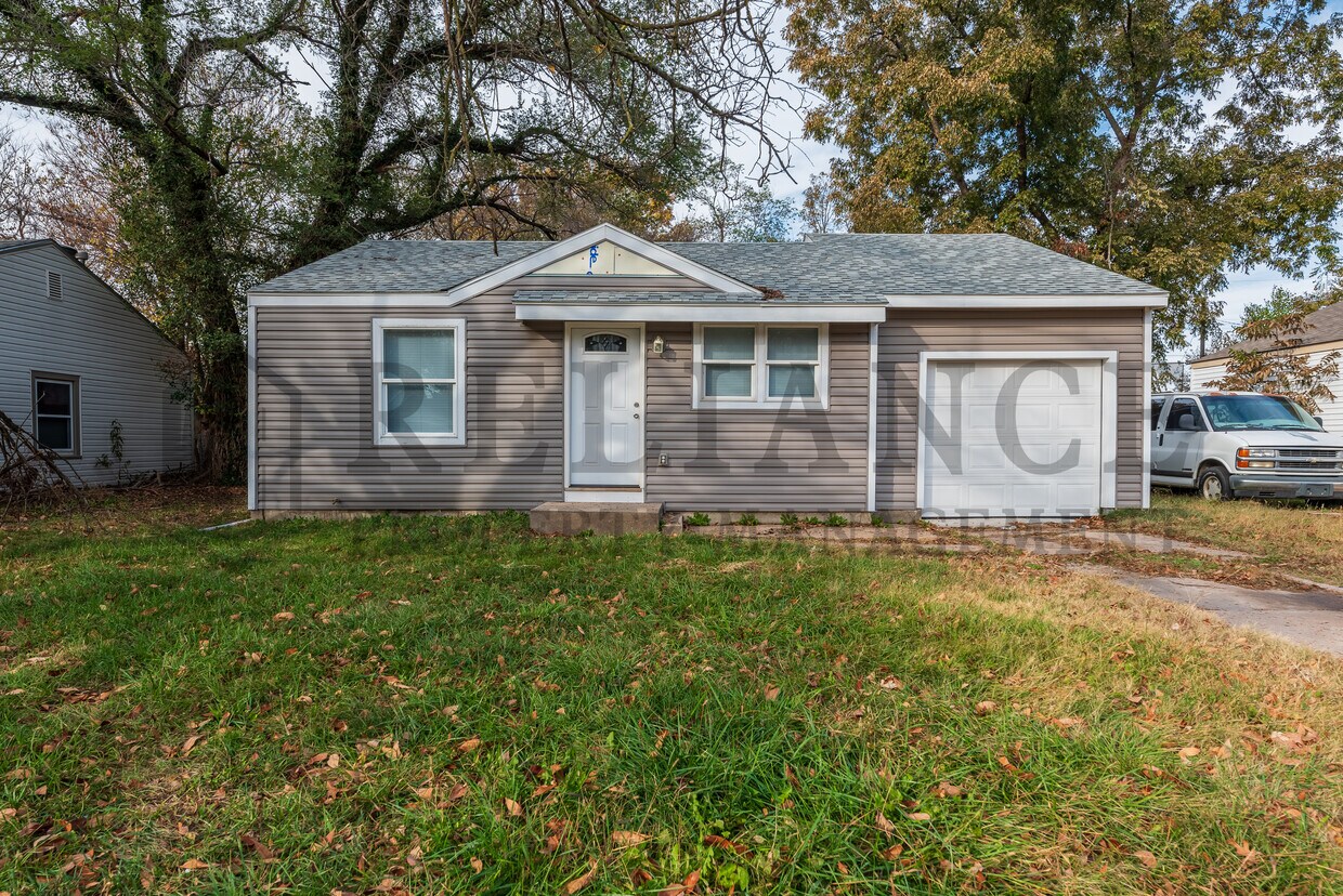 Primary Photo - 1041 S Christine Ave