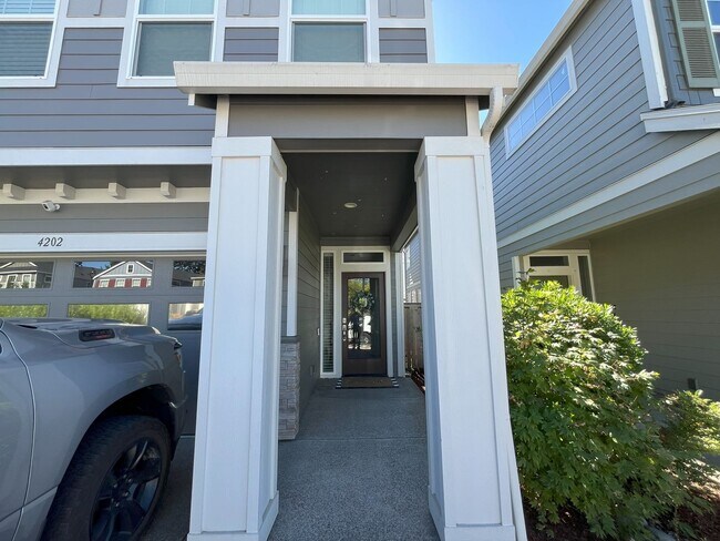 Foto del edificio - Spacious 3-Bedroom + Loft Home with Modern...