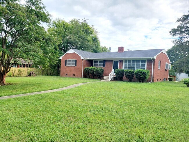Foto del edificio - Spacious 3 Bed, 2 Bath Home in Graham, NC ...