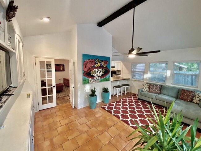 Foto del edificio - 7302 Shadywood Dr