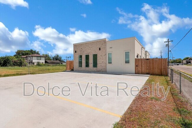 Building Photo - 1102 E McIntyre St