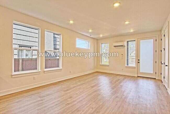 Foto del edificio - 1528-A: 3 Bed, 2.5 Bathroom Townhome Near ...