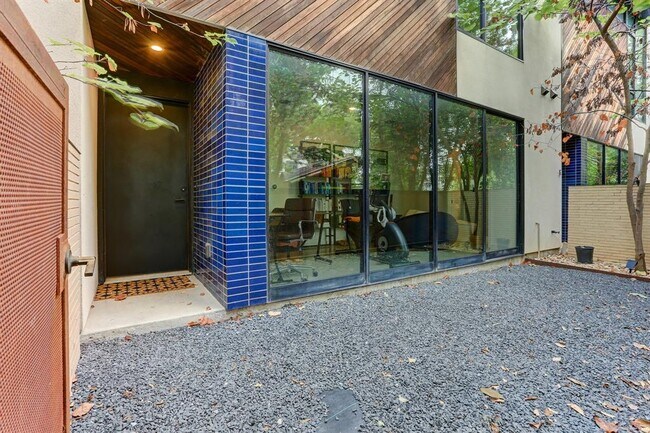 Building Photo - 1713 Bluebonnet Ln