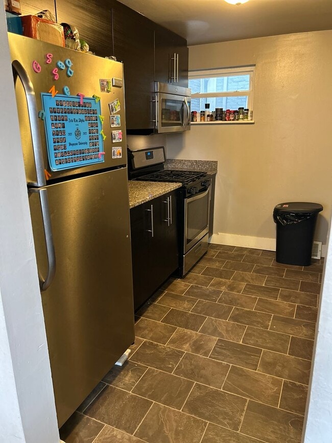 Building Photo - Whole house 4 bedroom