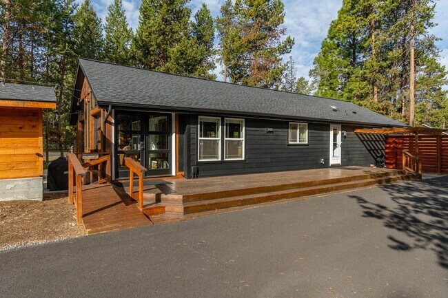 Foto del edificio - Fully furnished corner property south of Sunriver