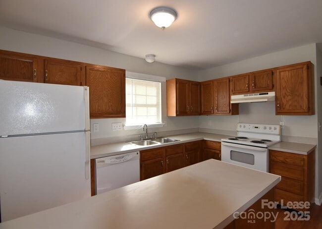 Building Photo - 8220 Golf Ridge Dr