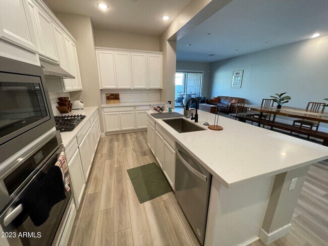 Building Photo - 14030 W Desert Flower Dr