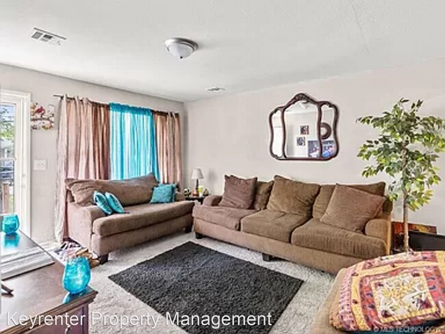Foto del edificio - 3 br, 1 bath House - 243 E 43rd St N