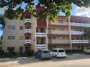 Building Photo - 1005 Country Club Dr
