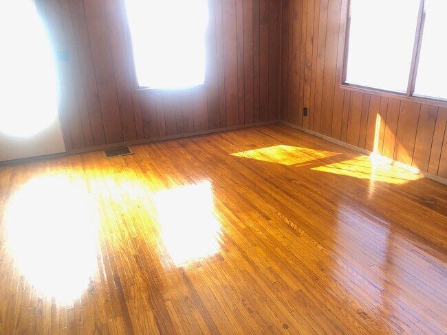 Foto del edificio - Neat 3 BR house in south Bloomington. Hard...