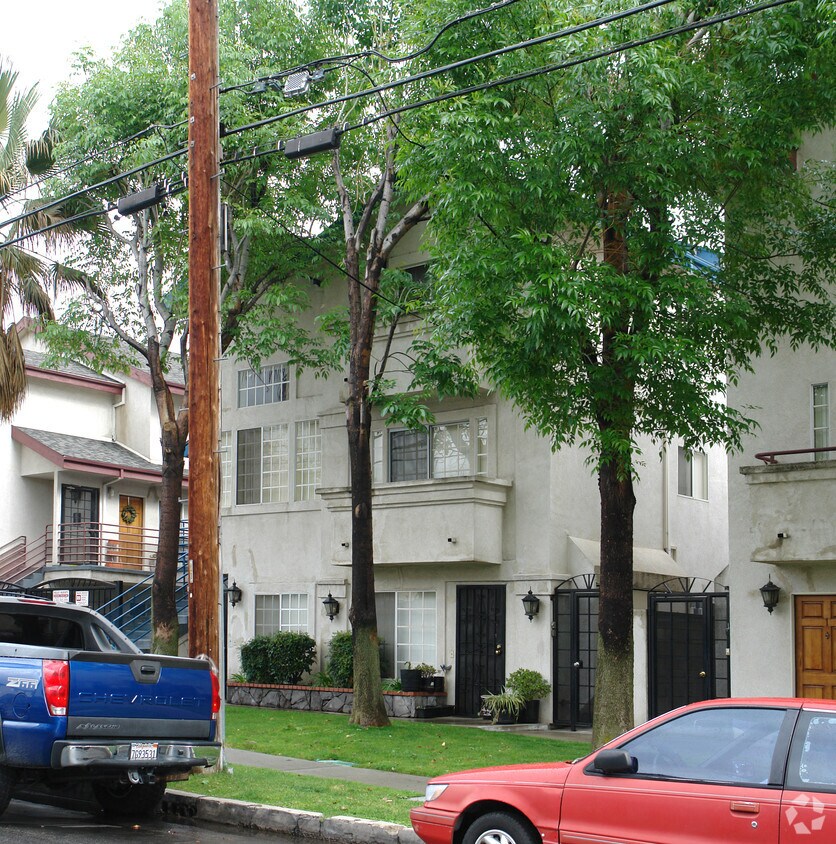 árbol obstruction - 5242 Cartwright Ave