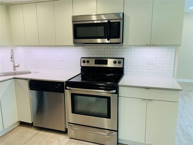 Foto del edificio - 2412 NE 26th St