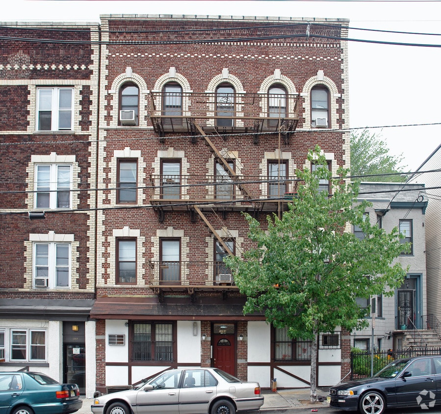 Building Photo - 1093 Summit Ave