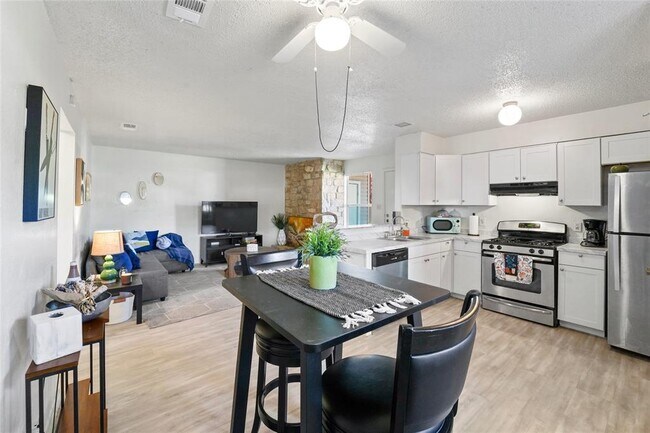 Foto del edificio - 823 Taulbee Ln