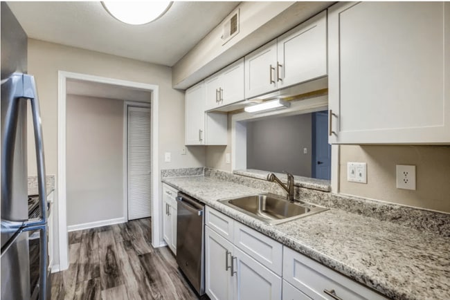 Building Photo - Seven Pines